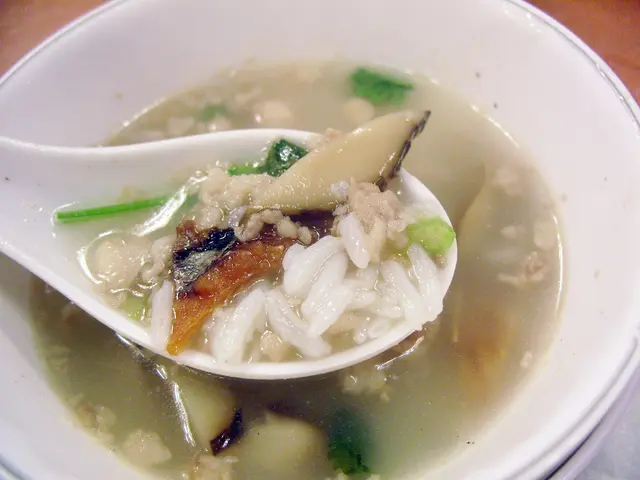 材料有冬菇, 方魚, 肉碎, 蕃茜, 而且飯粒完整分明, 散發淡淡的方魚味,材料豐富增加了入口的口感