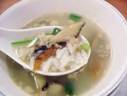 材料有冬菇, 方魚, 肉碎, 蕃茜, 而且飯粒完整分明, 散發淡淡的方魚味,材料豐富增加了入口的口感
