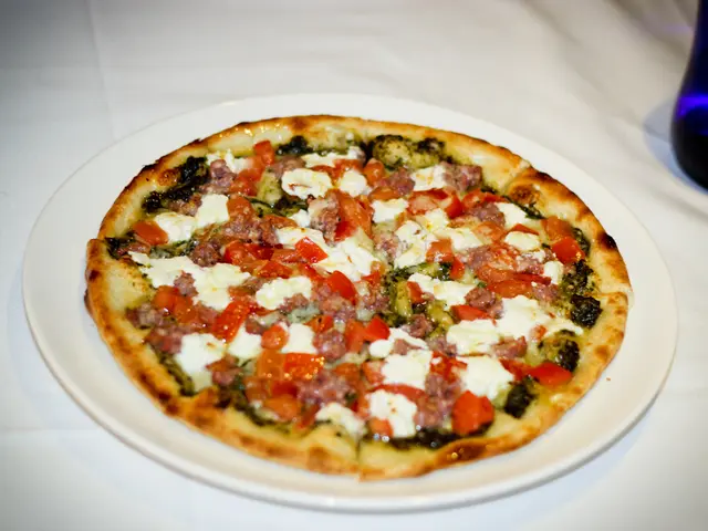 香草羊奶芝士肉腸薄餅