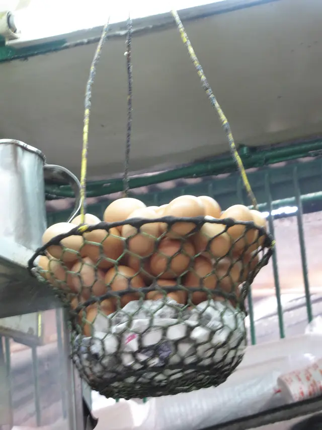 店內雞蛋高高掛,此非裝飾,店主的確會拿來煮用的