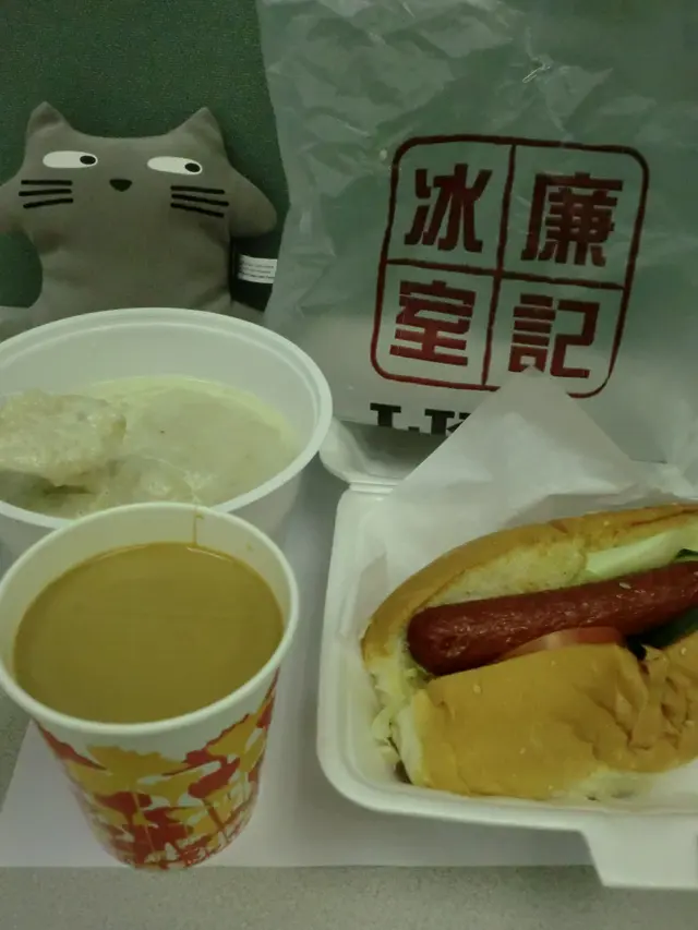 熱狗 + 牛奶麥皮 + 咖啡 (全日早餐)