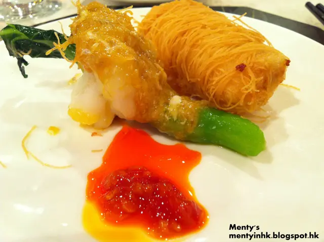 生拆蟹粉玉簪蝦球:鳳凰卷伴