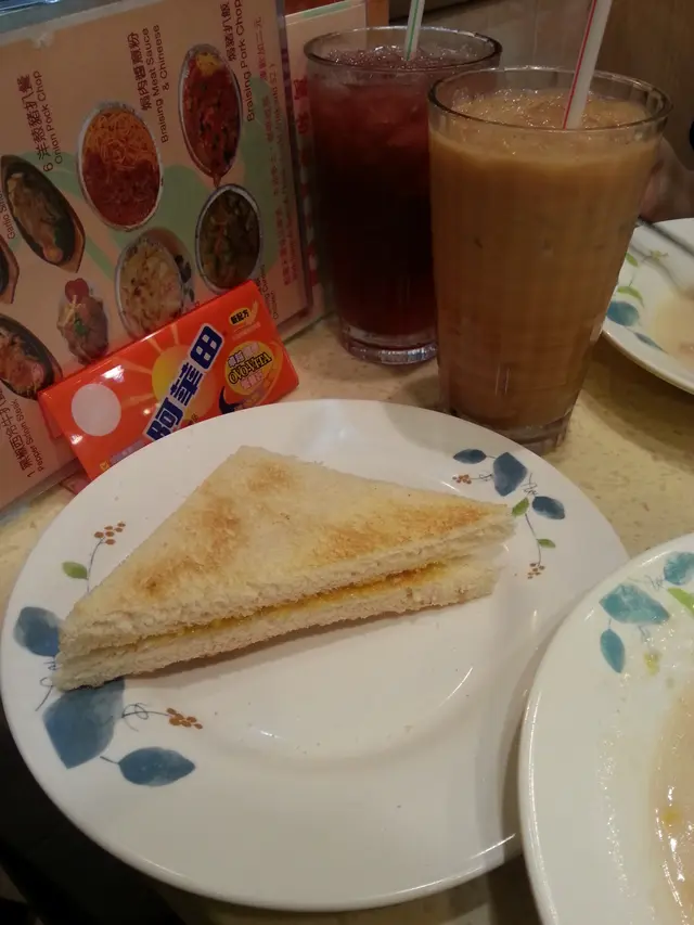 牛油多士，凍利賓納及凍奶茶