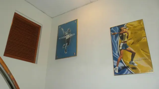 步上餐廳的樓梯牆上掛有著名網球員打網球的圖畫