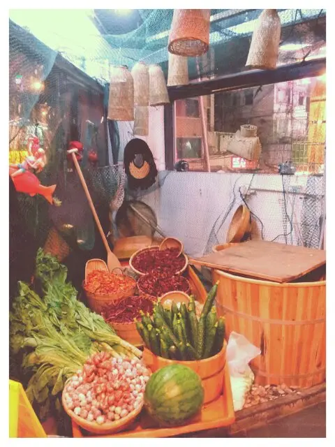 古色漁船,旁邊還有各樣打魚工具,感覺古色古香