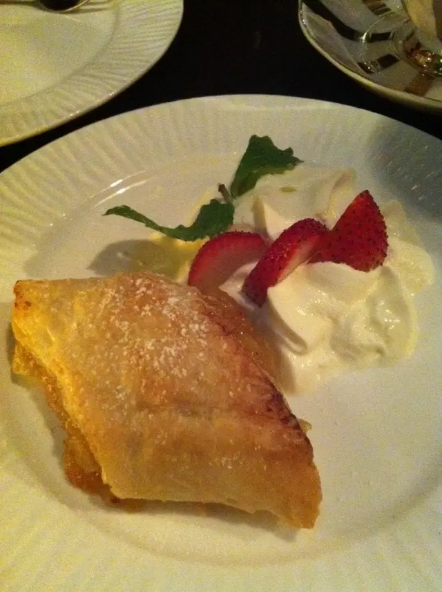 食唔到CHOCOLATE TART, THIS APPLE CRUMBLE 都好味~~:)