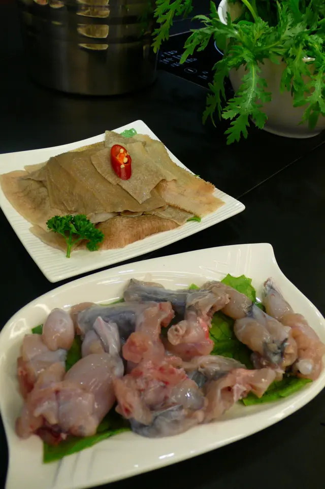 生劏田雞 + 黑栢葉