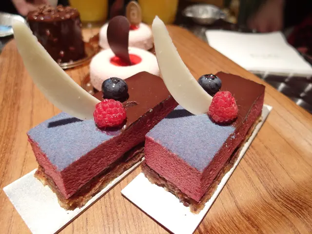 黑加侖子紅莓慕絲切餅