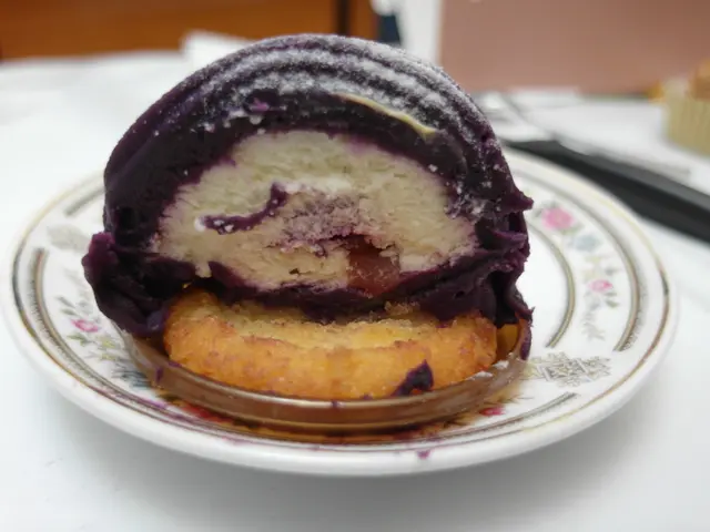 面層紫薯蓉，味道香甜，入口帶番薯香氣