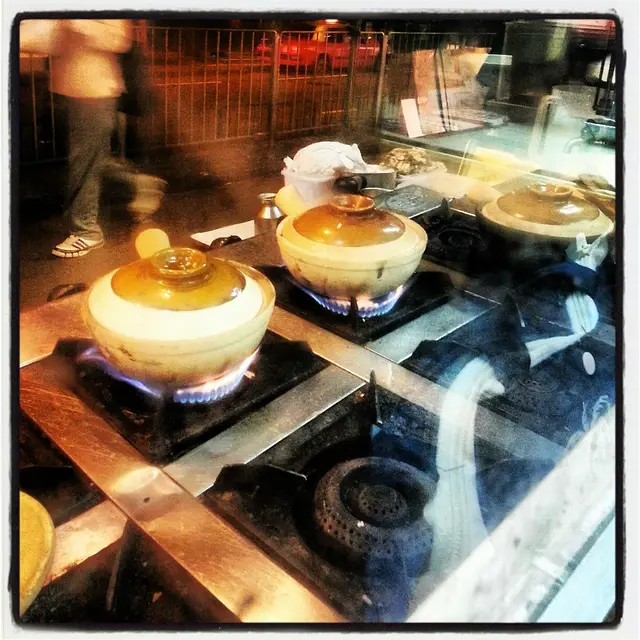 門外的煲仔飯陣