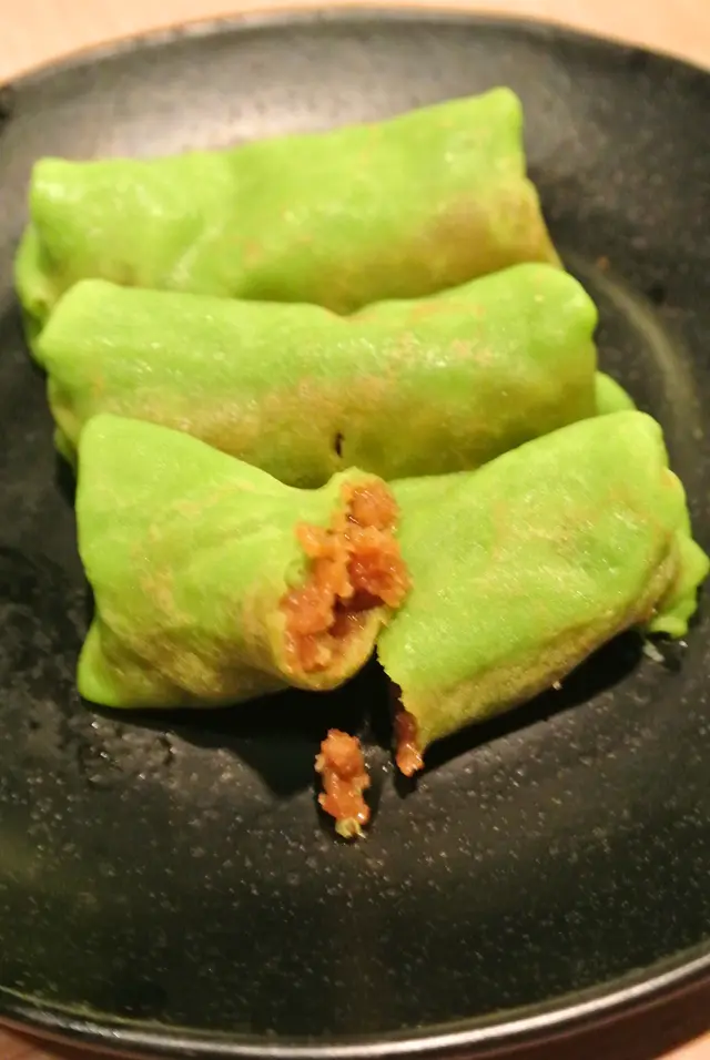 以香蘭薄餅包裹著用棕櫚糖炒過的椰絲