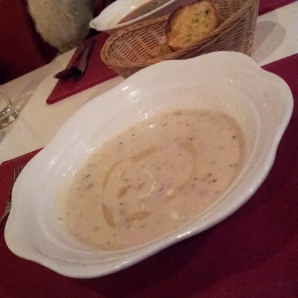 白松露忌廉湯配蒜蓉包