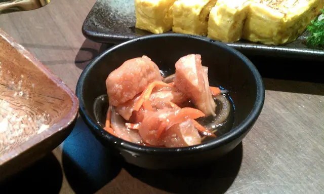 打咭就送小食,醋味濃郁既三文魚!