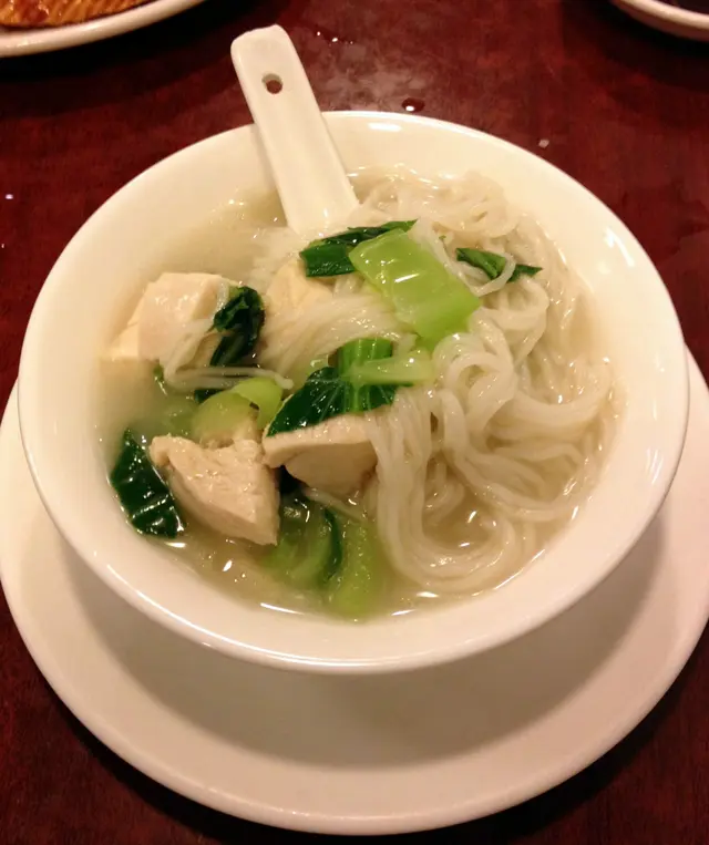 在小碗中的嫩雞煨麵