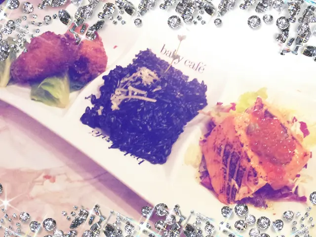 Angela 三食-半生不熟的三文魚件口感煙韌不鞋口。墨魚汁意粉香滑濃厚。