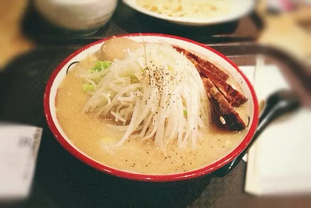 「人氣 No.1」豬骨濃湯半熟蛋拉麵