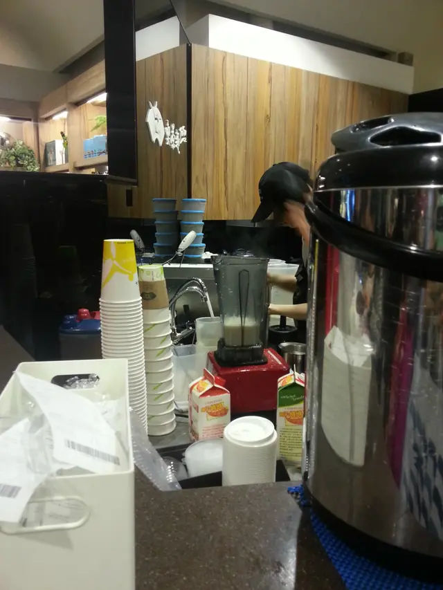 紅色盒是全脂奶；緣色盒是低脂奶