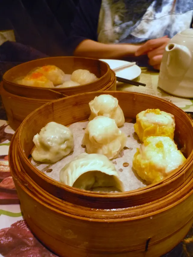 每次每款叫兩粒來吃，可以無咁易飽！侍應會用一個籠一併奉上，變成點心拼盤！當中的鵪鶉蛋燒賣，懷舊得來好好味。