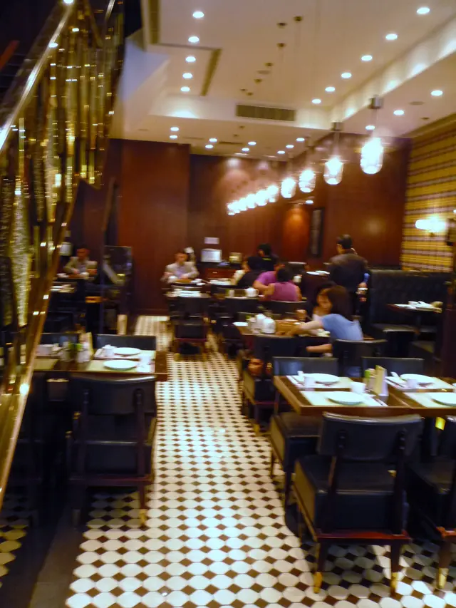 兩層設計，樓底極高，布置好懷舊。