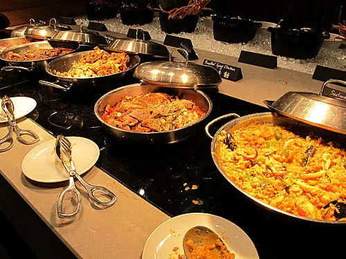 佢有好多種咖喱, 每種都唔錯