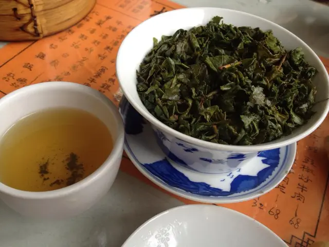 水滾茶靚 - 鐵觀音茶盅内茶葉滿載