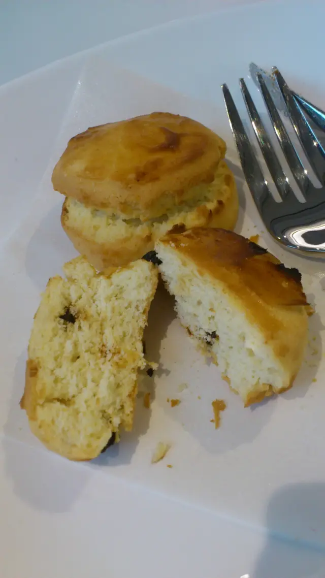Original scone and scone with grapes