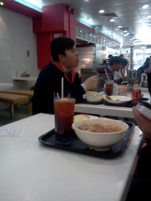 快餐店格局，光線通明，不錯。