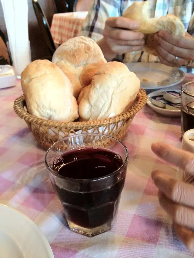 (上)葡式包... 好鬆脆，用手撕小塊儿，沾汁取食一流。｜(下)雜果凍紅酒... 以水果加入冰冻的红酒，清凉美味、怡神可口、千杯不醉。