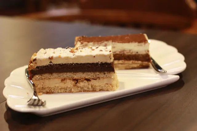 前: 拿破侖榛子蛋糕 ; 後: tiramisu