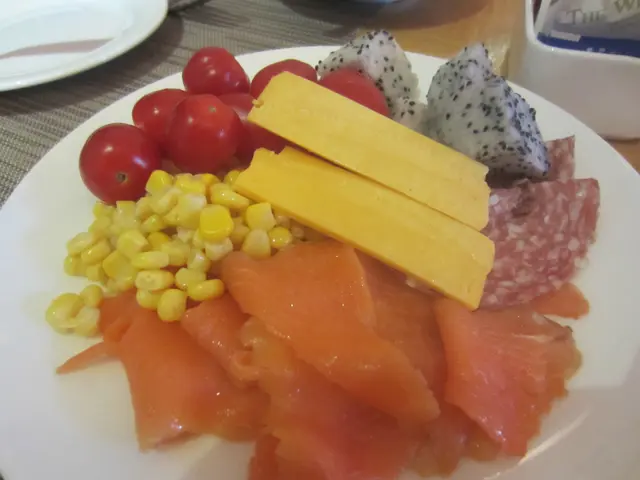 煙三文魚,芝士片,粟米粒,車厘茄,火龍果