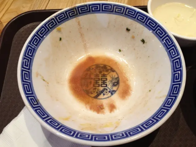 碗底字--"囍" --> 呢個design好唔貼題, 完全唔得 =.="