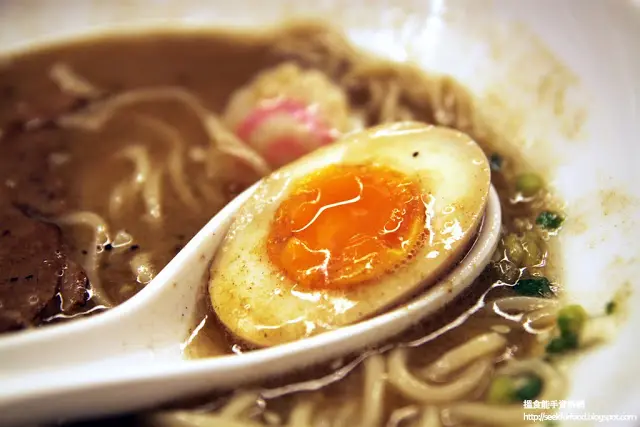 半熟蛋 ($10) 兩份分，師傅預先分半放在我們的湯麵內，質感香滑，連同魚介豬骨湯送入口也不錯。