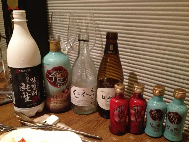 嚐了很多韓國酒. 剛好韓國老闆經過 還幫我們倒酒 教了我們一點韓國人品酒的禮儀! 算是額外收獲 =)