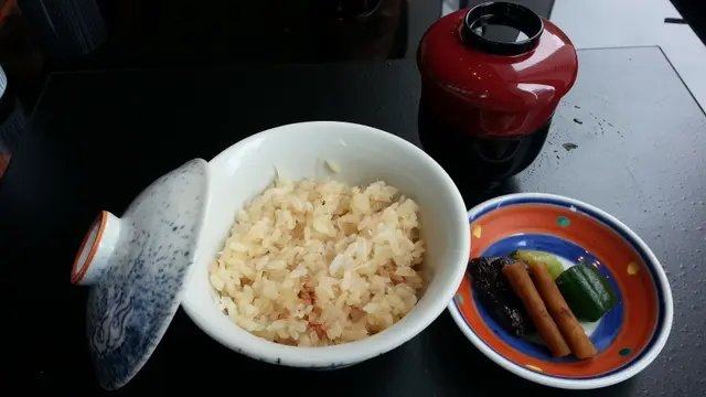 食事: 薑汁鯛魚飯，紅麵豉湯及美味漬物