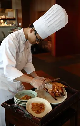 師傅即席展示刀功