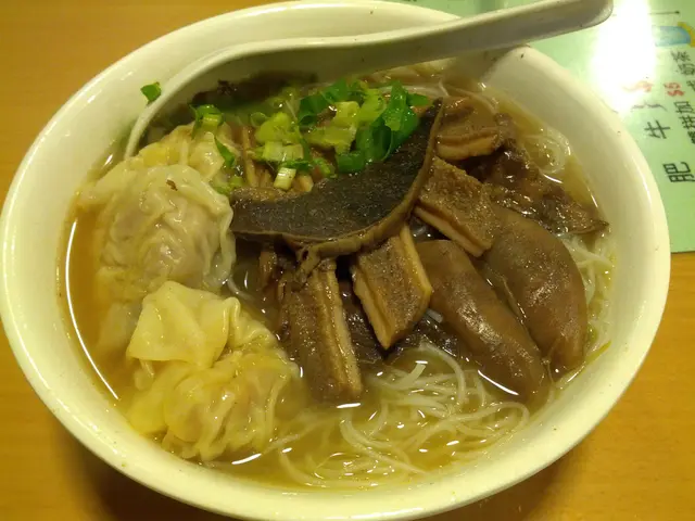 雲吞牛什米。雲吞肉鮮又大粒，牛什啤水足，鹵得入味又不過火。
