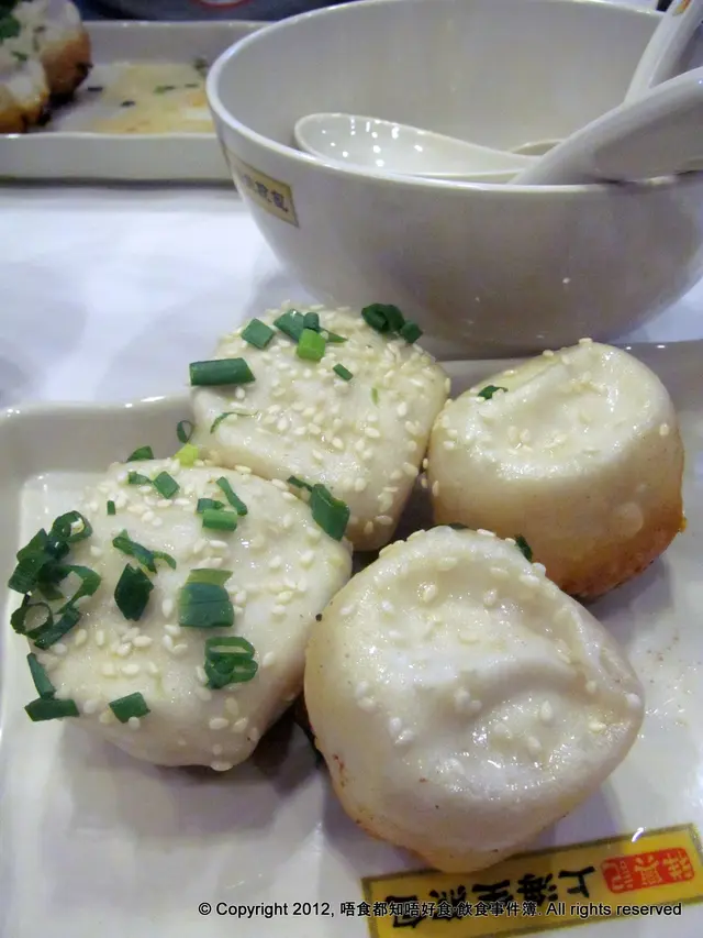 生煎包一客四隻賣廿三元，是非常的薄皮