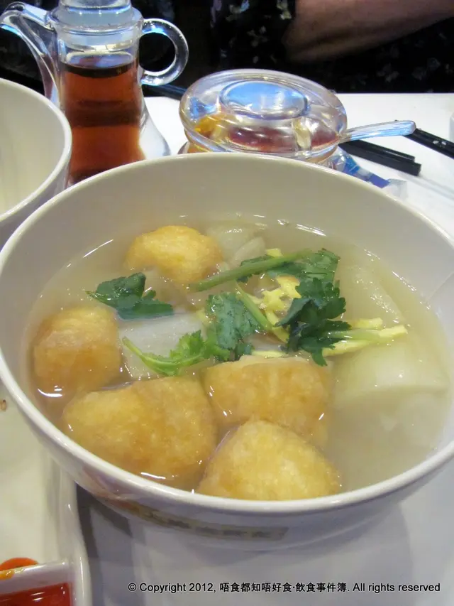 蘿蔔湯其實都是以清湯為基礎，加入粉絲、蘿蔔粒、豆腐卜及點蛋絲