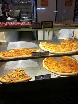 门外更display 了不少pizza ，不过都可以卖
