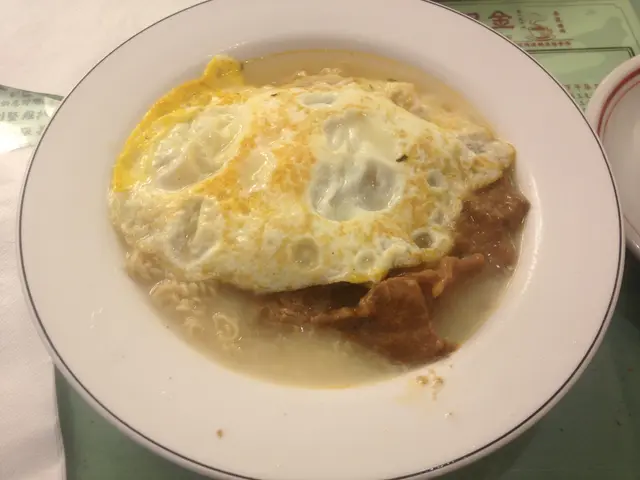 沙嗲牛肉好ＵＮ，煎蛋普通，福字麵淋