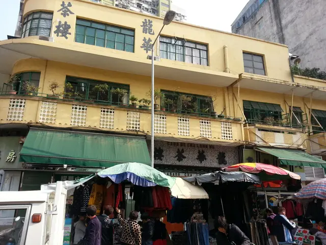 在紅街市旁的一幢外牆黃色的龍華茶樓