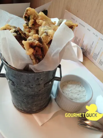 炸珍宝蘑菇配黑松露酱