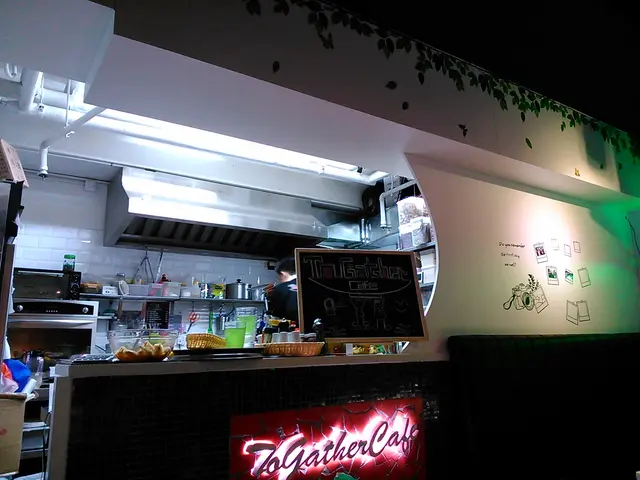 半開放式廚房(我很喜歡牆上的貼紙,型格)