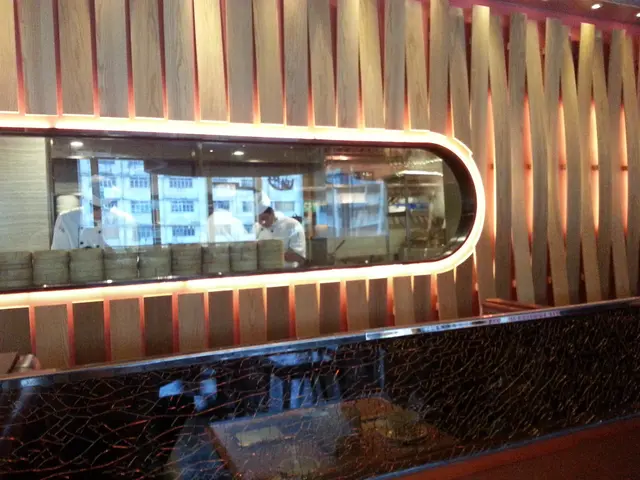 廚房有塊大玻璃,裏面情況一目了然!