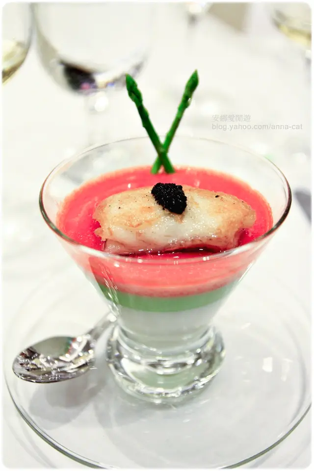 雪嶺紅梅映松露