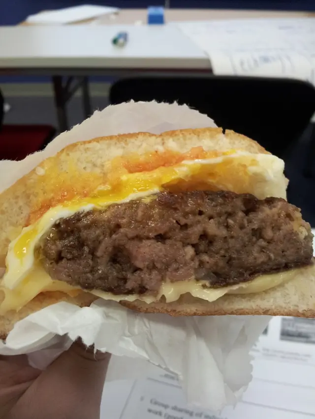 融化中的芝士配以糖心煎蛋再加多汁漢堡