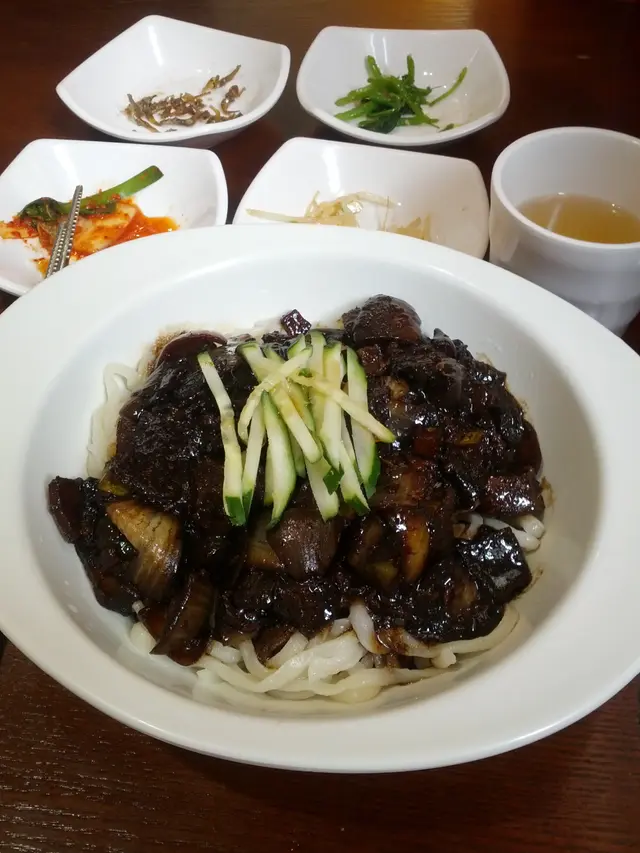 一個人都送四碟前菜:魚仔，泡菜，芽菜，小菜