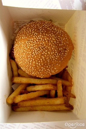 費城芝士牛肉漢堡、薯條 - Burgerman in Sham Shui Po 