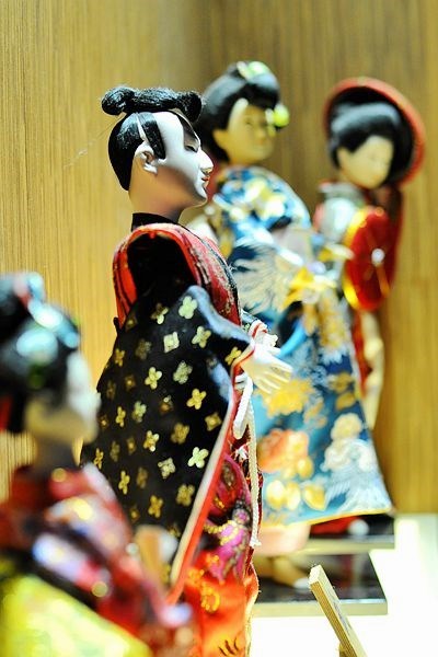 陳列櫃擺放著各種有趣的日本娃娃