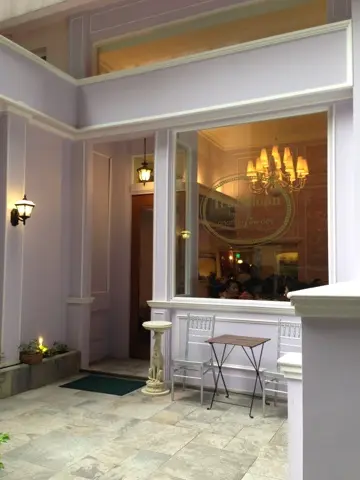 Tea Saloon 的外面
